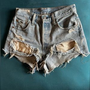 Levi’s 501 Distressed Short shorts W25”